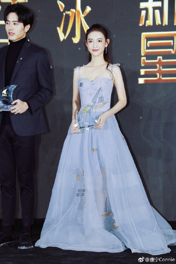 可爱女演员康宁迷人写真美照欣赏_新浪新闻