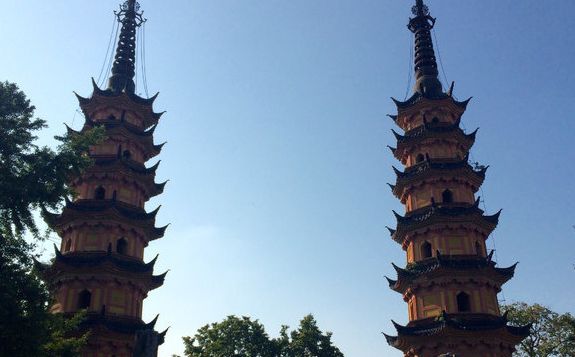 苏州双塔，又称为罗汉院双塔，是一处始建于宋代的古塔建筑