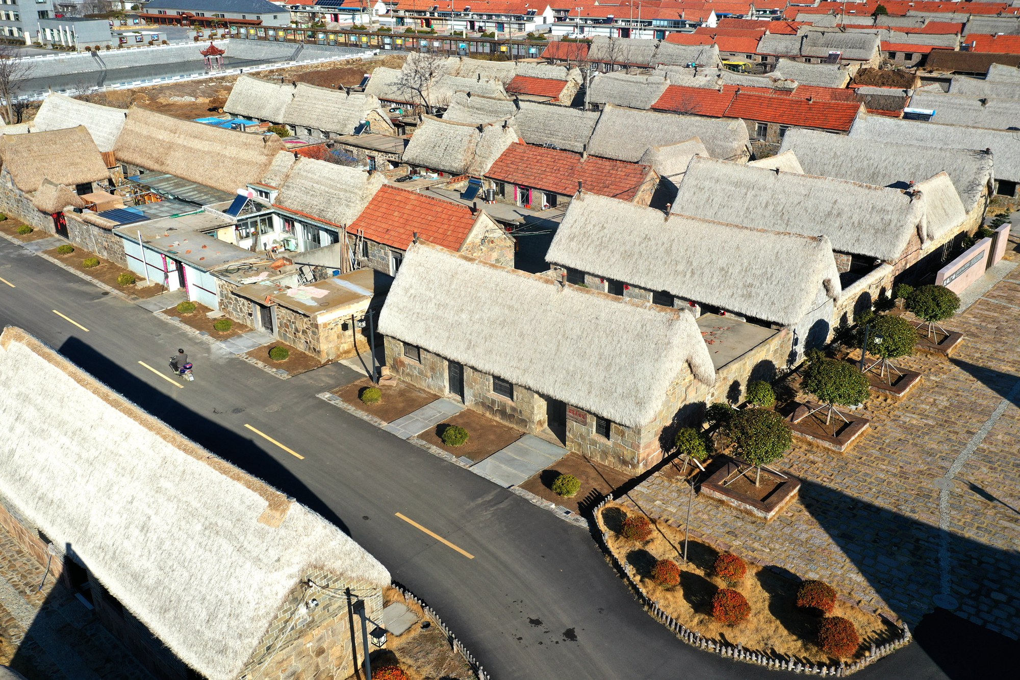 鸟瞰胶东特色民居海草房