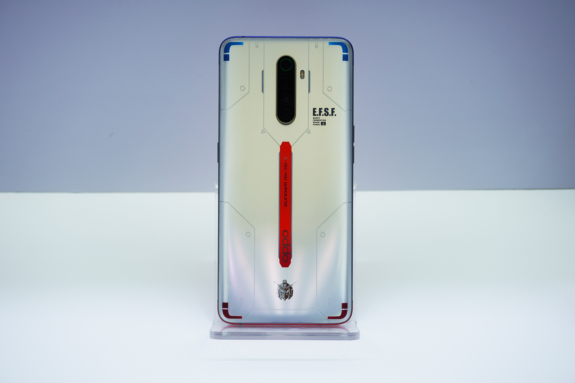 此外新品发布会上,oppo还联合高达发布了3款联名版产品,让人着实眼前