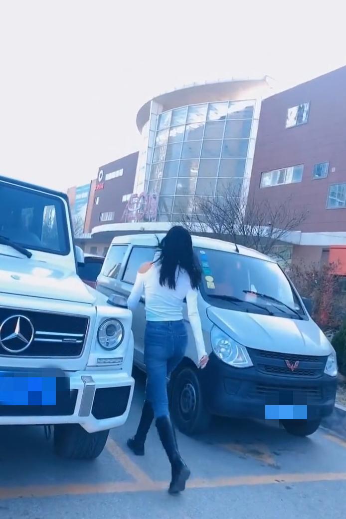 看这架势这身材,我以为这个大奔是你的呢,这也太让我们失望了.