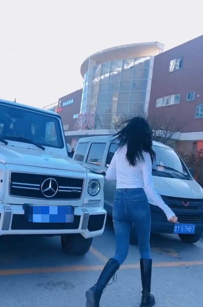 看这架势这身材,我以为这个大奔是你的呢,这也太让我们失望了.