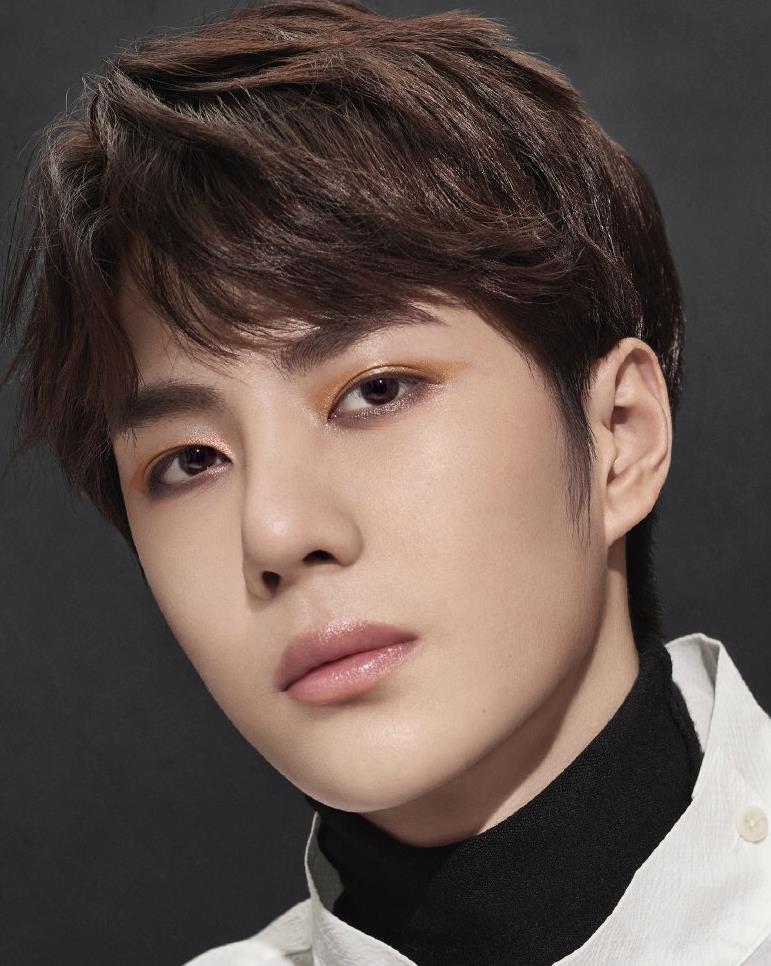 王一博变彩妆博主红色系眼妆上线化身魅惑狮子系男孩