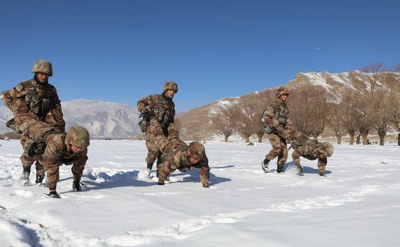 雪地大练兵掀起了训练热潮寒冷的天气磨砺了战士们的血性