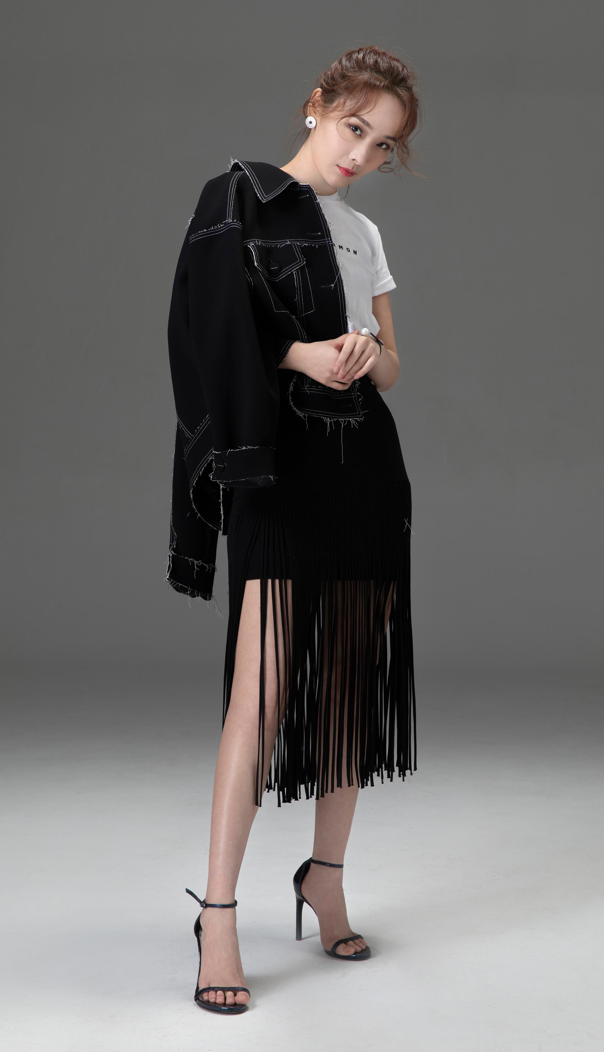 李曼出席活动,牛仔外套搭配流苏裙时尚靓丽