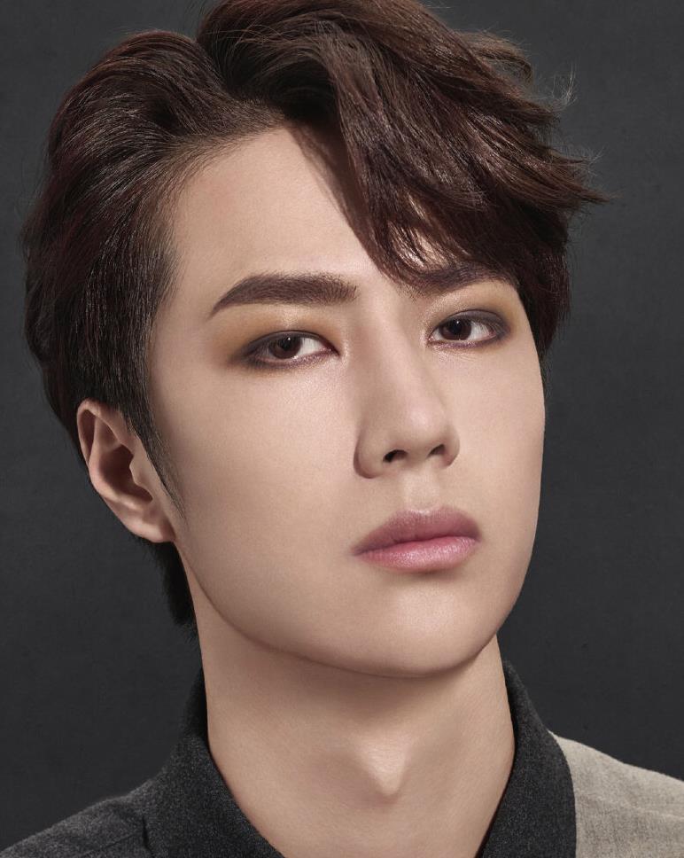 王一博变彩妆博主红色系眼妆上线化身魅惑狮子系男孩