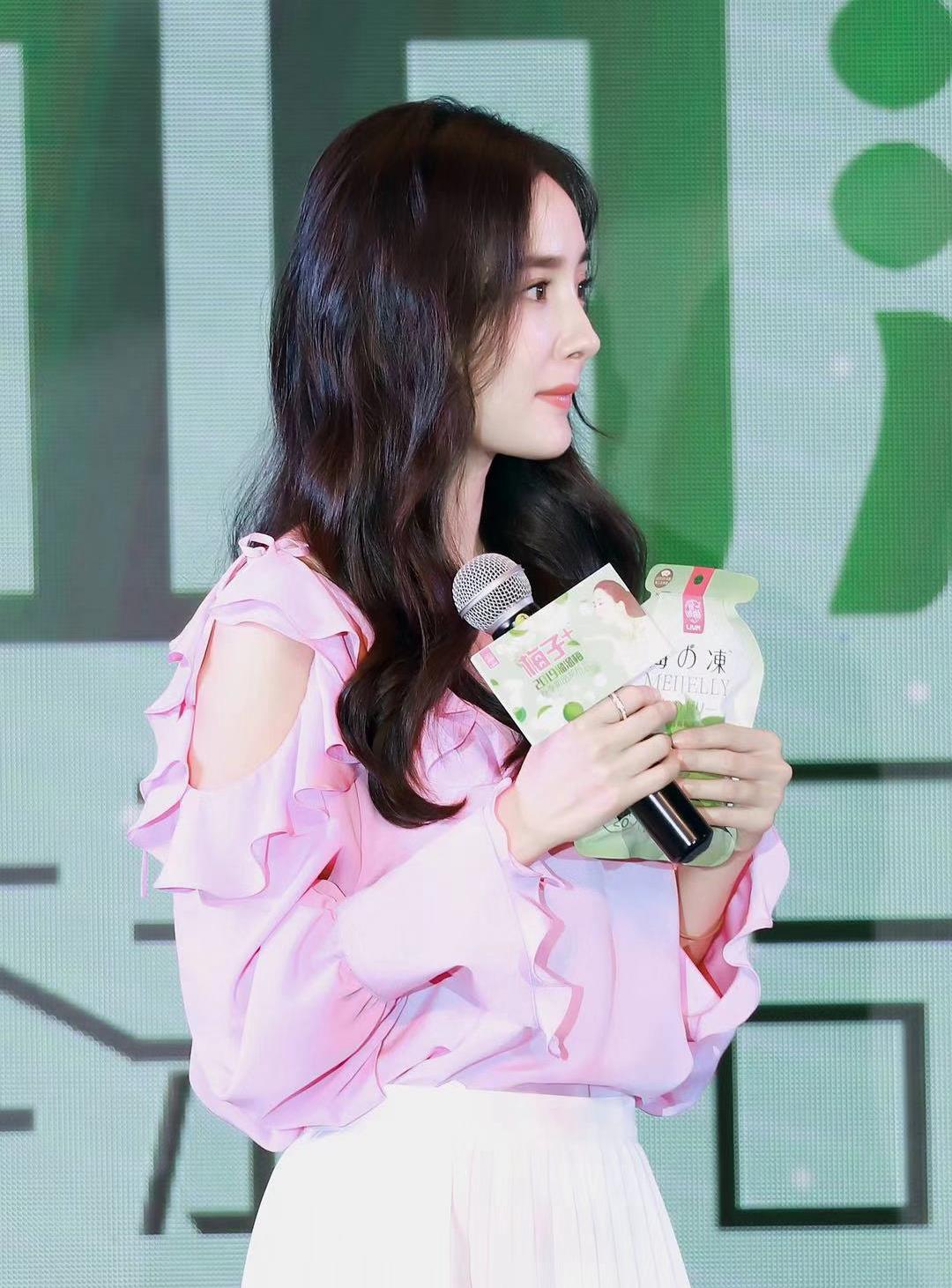 杨幂新造型好吸睛,粉色荷叶边衬衣搭配半身百褶裙,少女感十足!