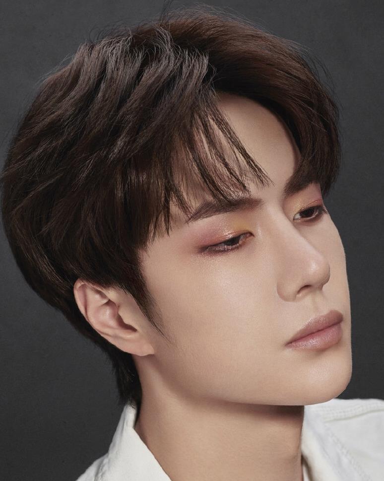 王一博变彩妆博主红色系眼妆上线化身魅惑狮子系男孩