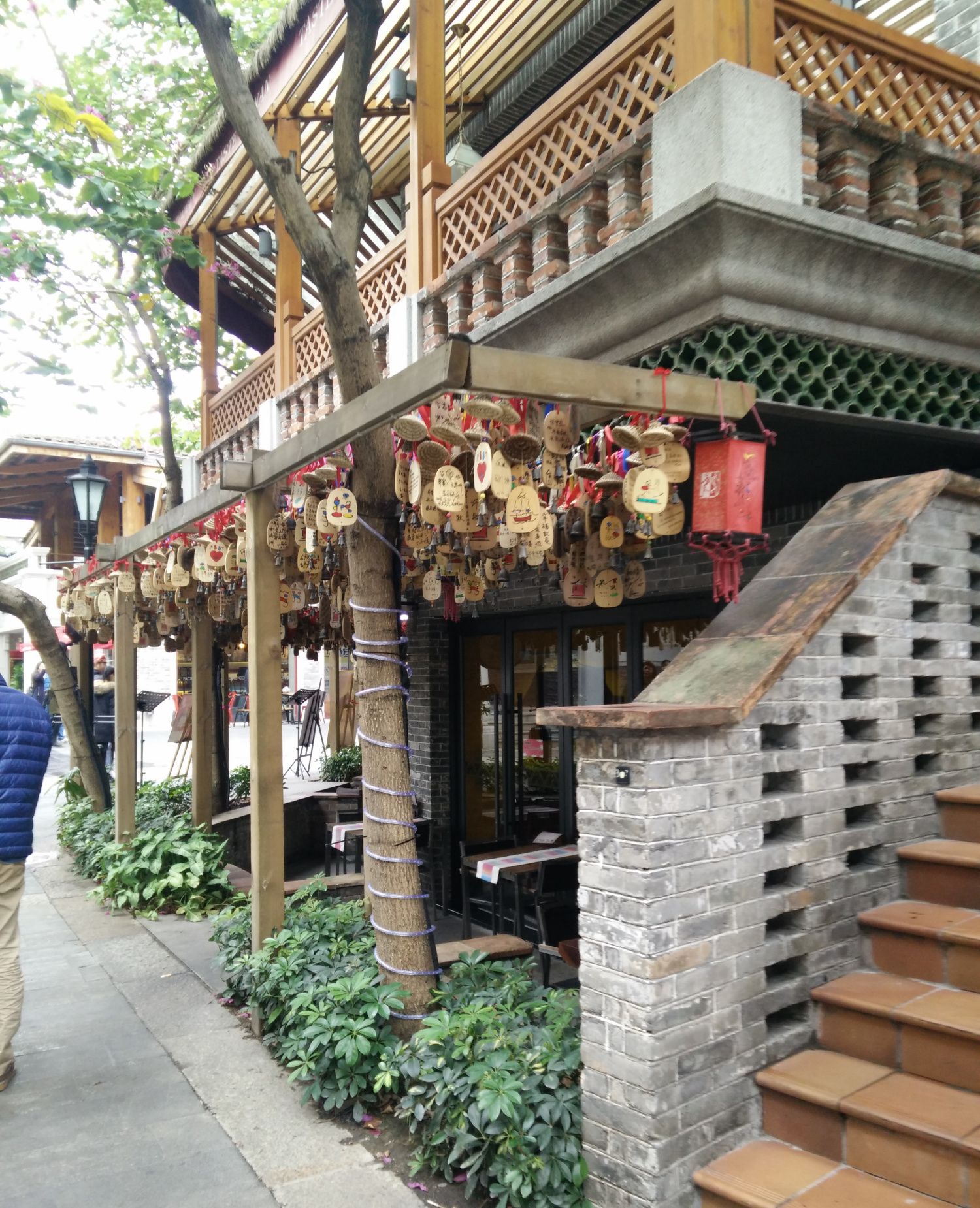 广东佛山岭南新天地,周末休闲好去处,很多年轻人来这玩