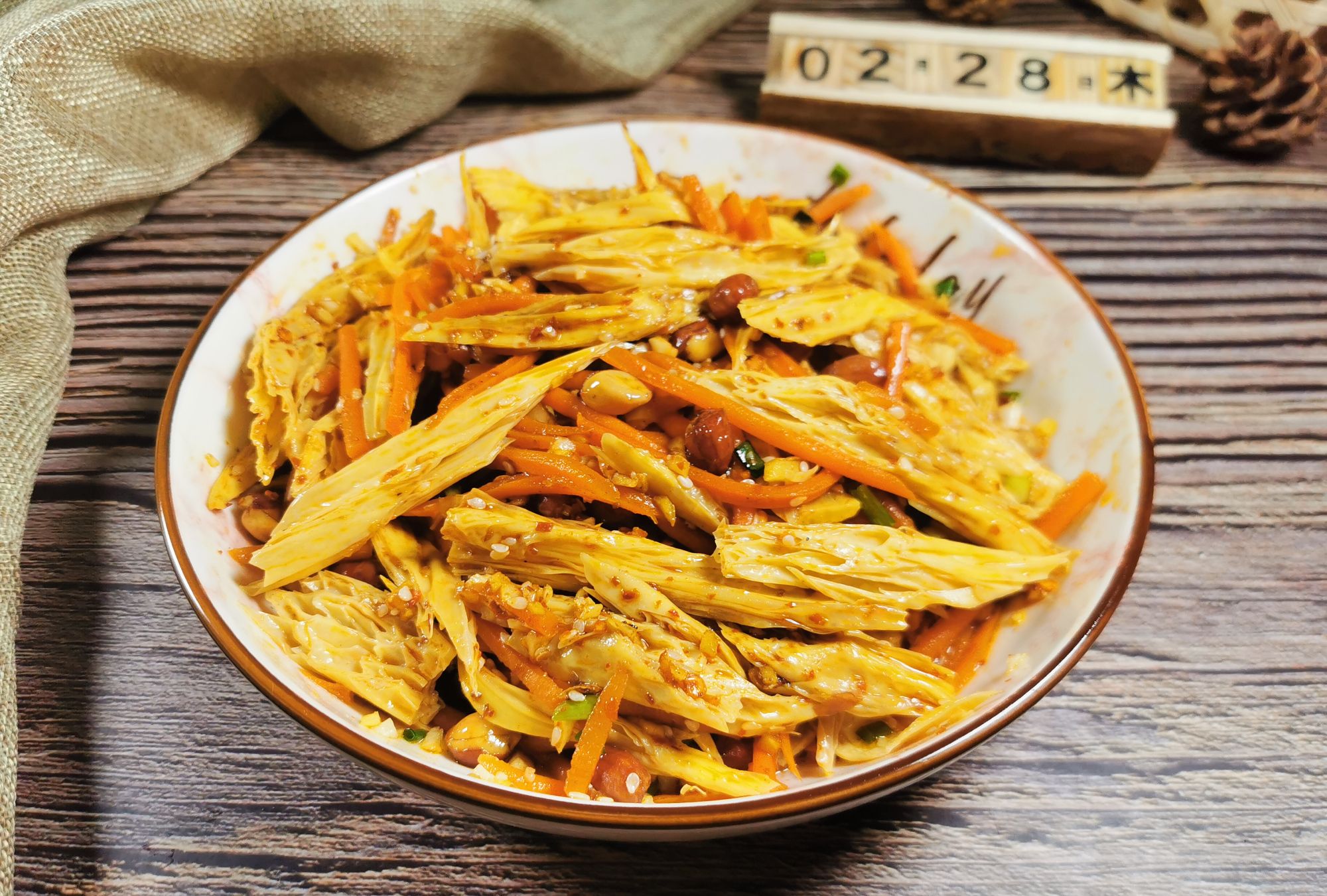 爱吃腐竹的收藏了,用这个方法拌,香辣味美,爽口不腻,做法简单