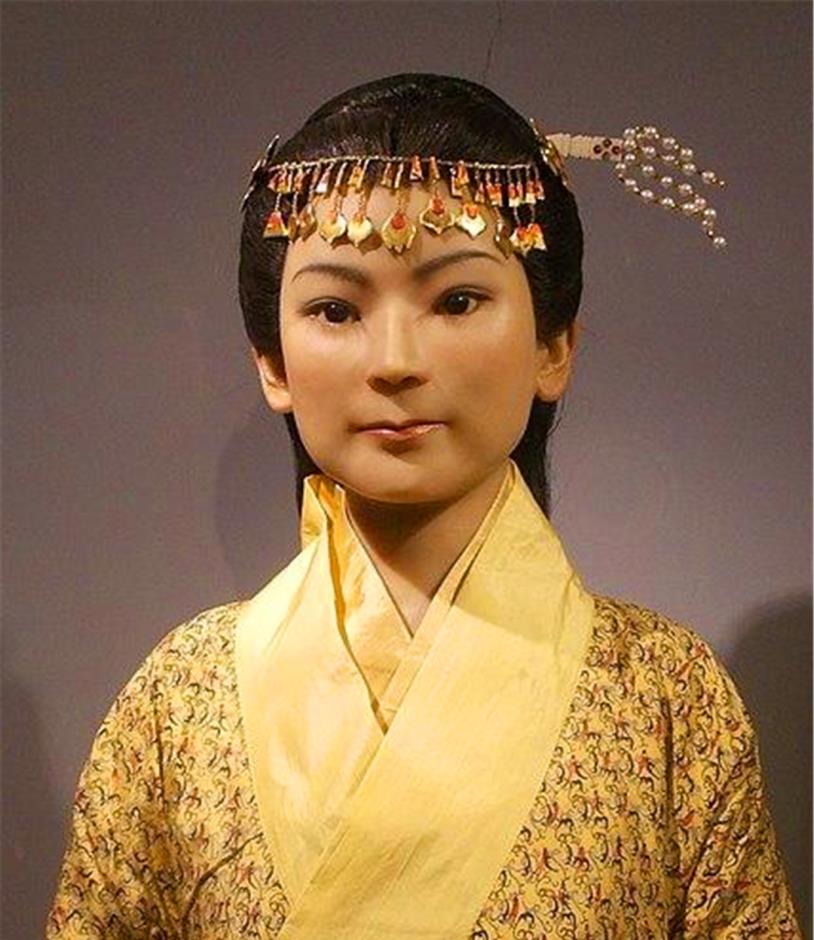 在开启棺盖后,发现2000多年前下葬的墓主人竟然完完全全没有任何腐烂