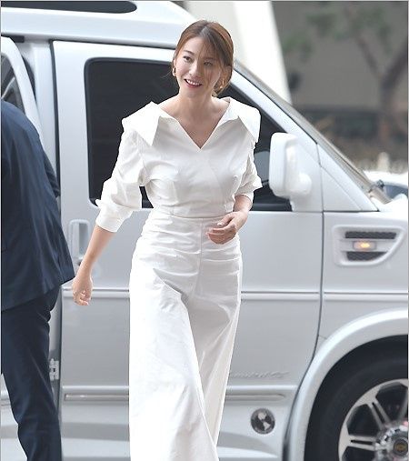 韩女星刘仁英出席活动 一身白裙亮相身材高挑