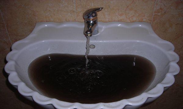 当然,水管上的污垢也会滋生细菌,这些细菌会污染我们的自来水,这也是