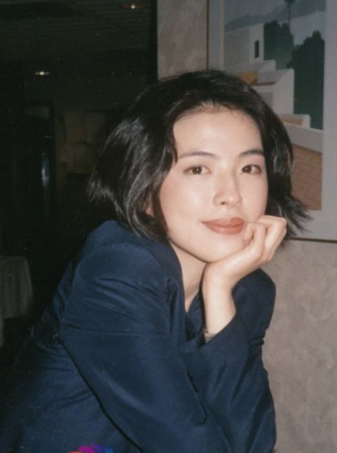 1985年,罗美薇参演喜剧电影《开心鬼放暑假》,自此开始演艺事业.