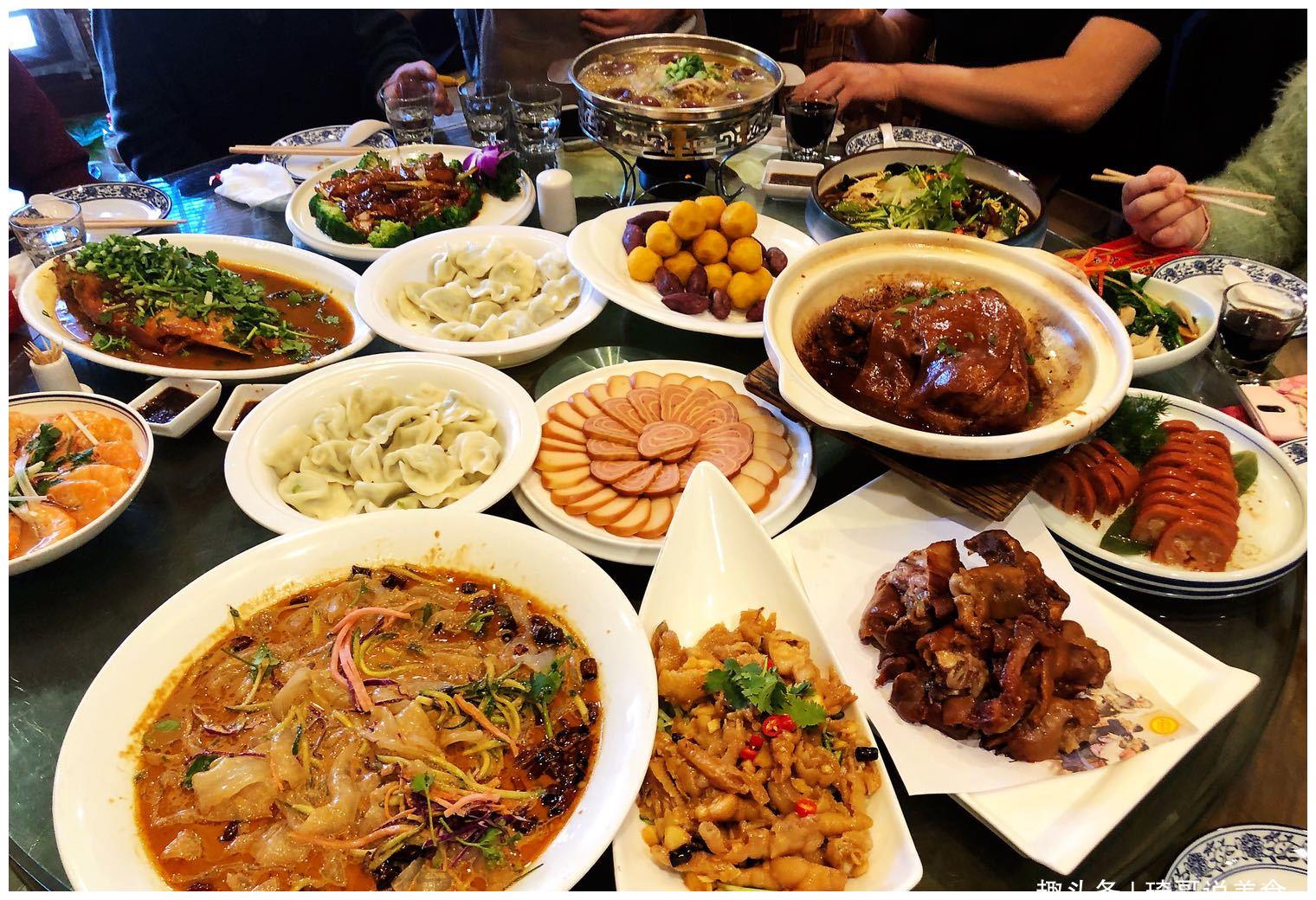 晒晒东北农家年夜饭,988元16菜,小鸡炖蘑菇压桌,大家看实惠不