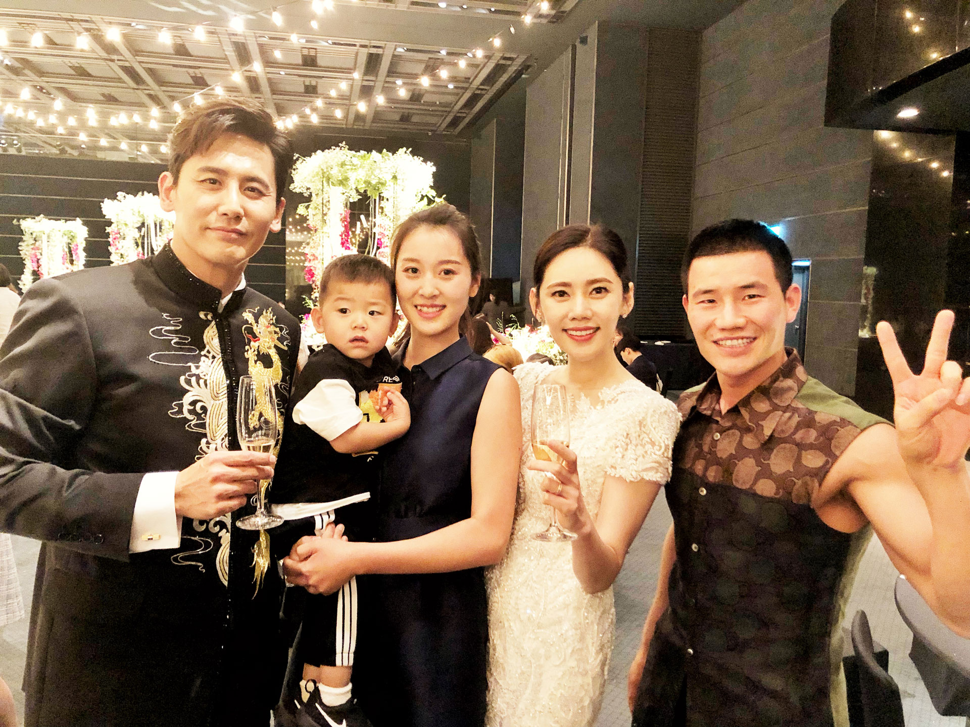 网友韩国街头偶遇谢孟伟 谢孟伟日前在韩国参加于晓光秋瓷炫婚礼