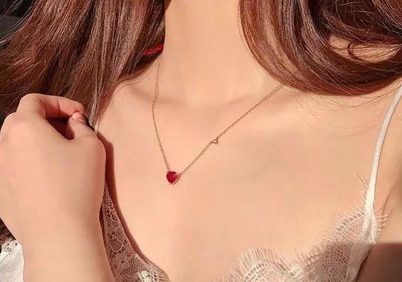 脸大脖子短的女生适合什么项链锁骨链来帮你凑时髦还显脸小