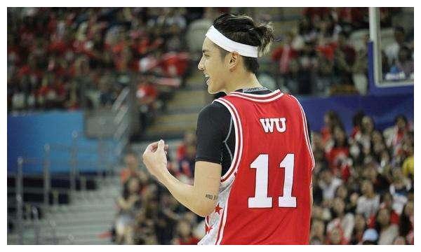 187吴亦凡与191库里同框,两人站在一起,网:谎报身高尴尬不