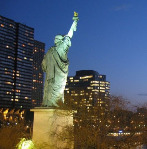 巴黎自由女神像，1886年10月28日铜像落成，历史悠久