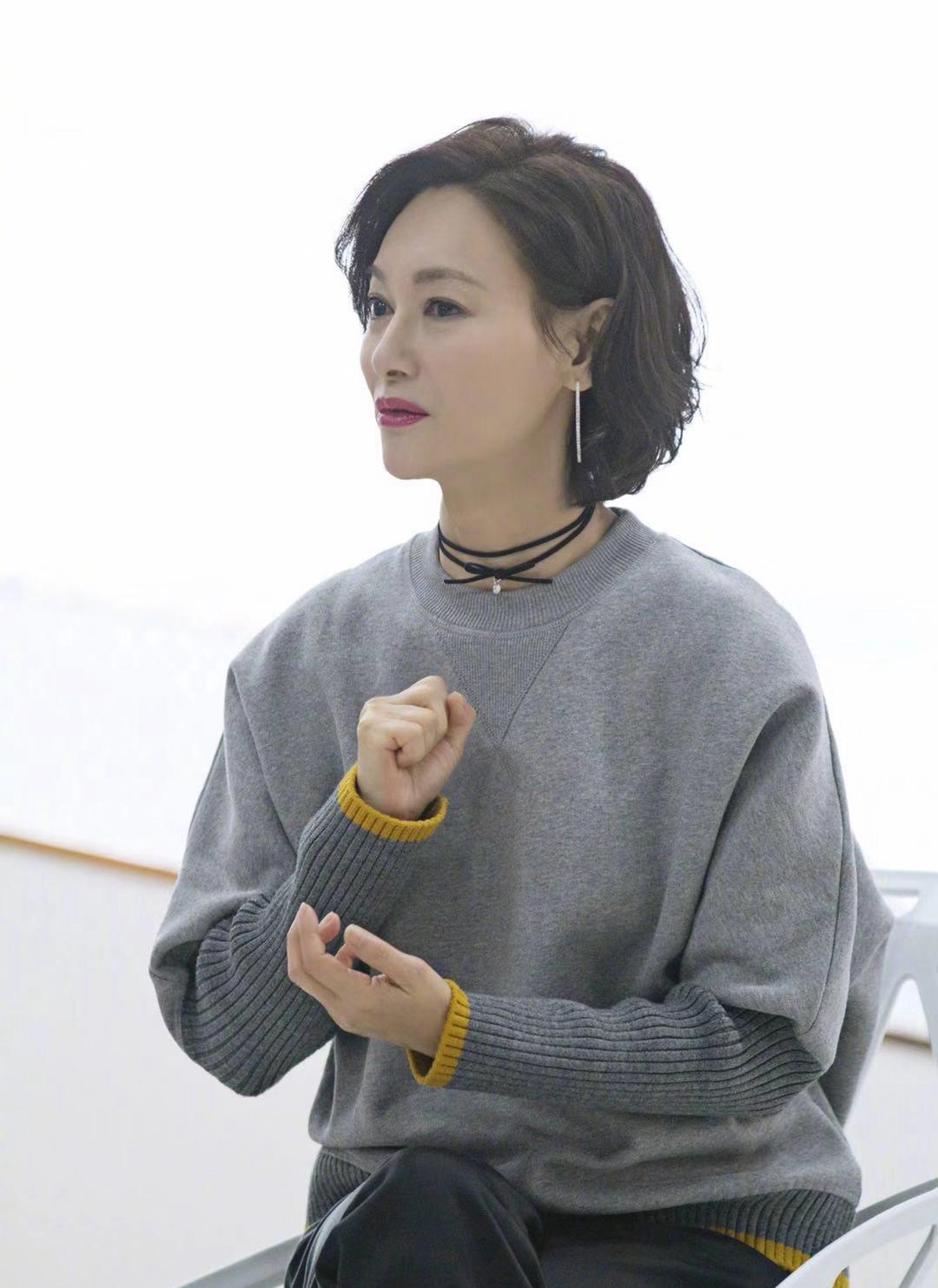 59岁惠英红剪波波头真显年轻穿上粉色印花裙一点也不俗气