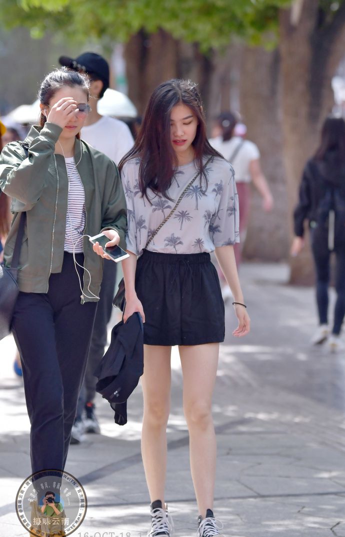 路人街拍,成都美女:秋天时尚好看的穿搭,让人着迷!