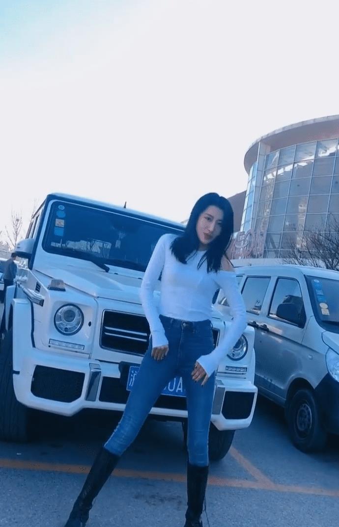 看这架势这身材,我以为这个大奔是你的呢,这也太让我们失望了.