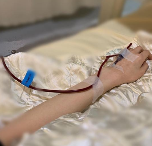 女星抗癌8年癌细胞扩散全身,化精致妆容拍最后写真坦然接受死亡