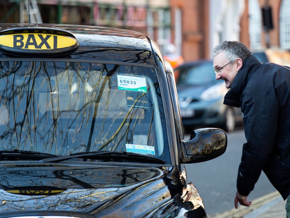 实拍世界上最舒适出租车,内部奢华英国各地乘客免费搭乘
