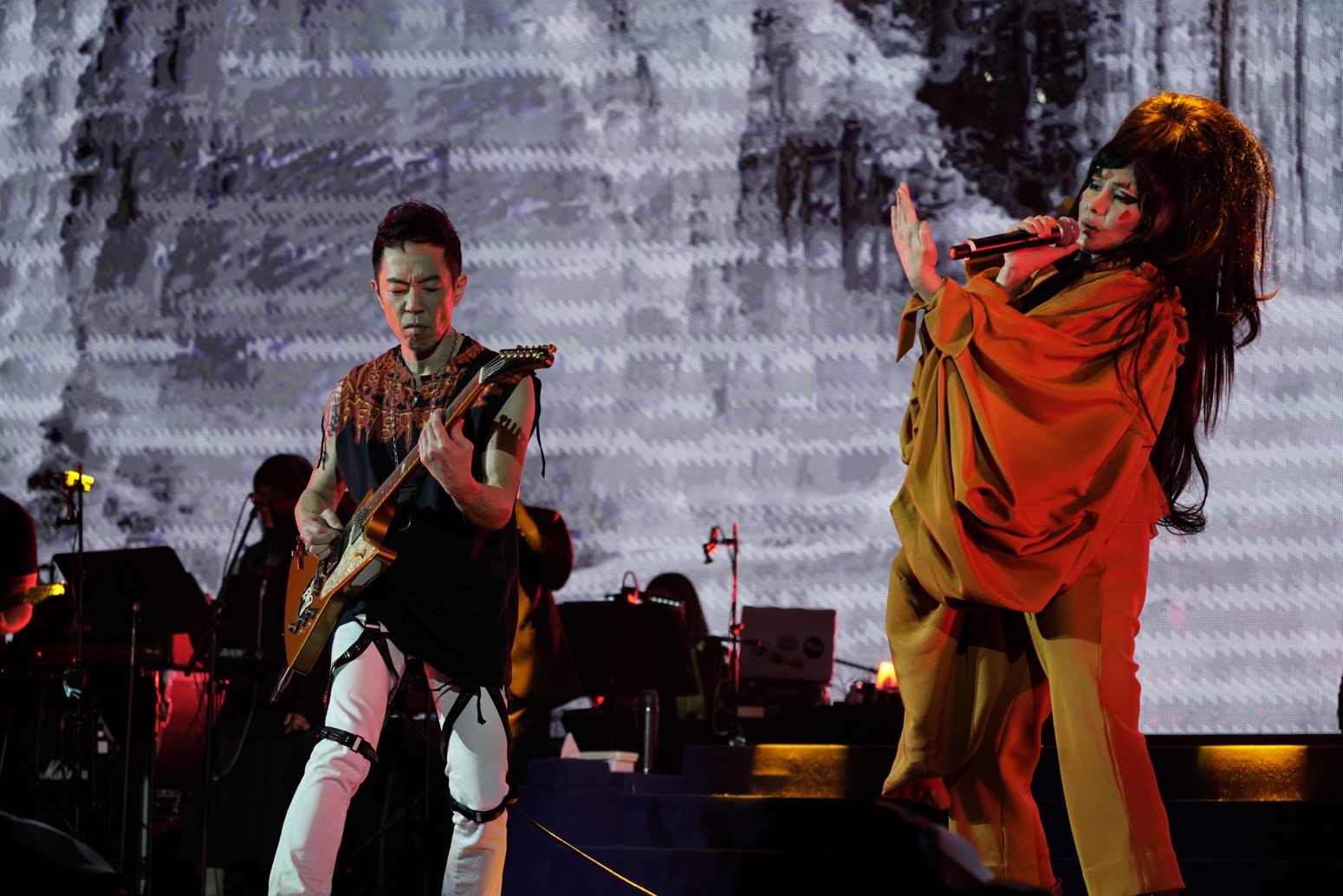 由何超仪担当主唱的乐队josie &the uni boys成军11周年,上周六在香港