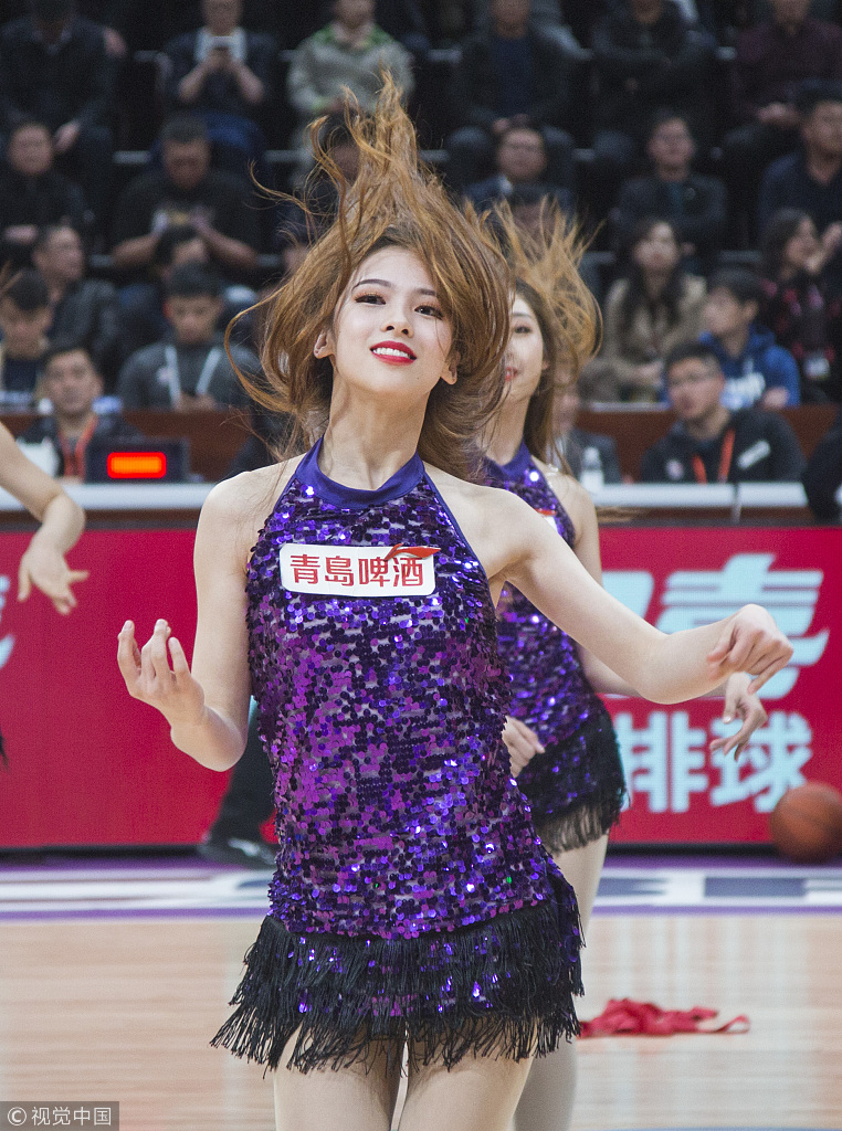 辽宁啦啦队紫色精灵激情助威热舞红丝带飞扬