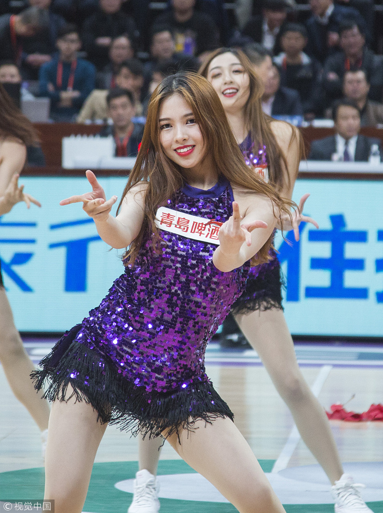 辽宁啦啦队紫色精灵激情助威热舞红丝带飞扬