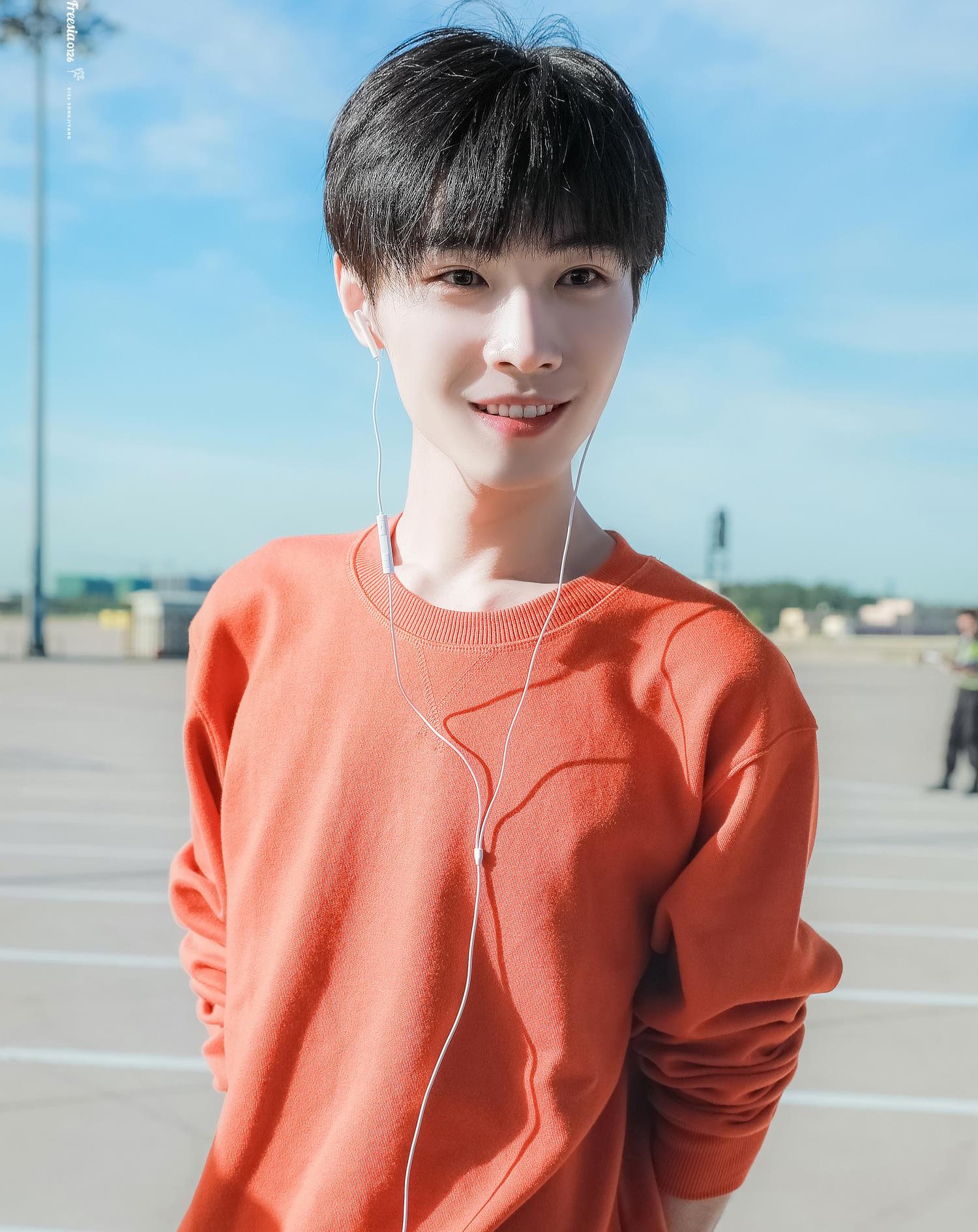 宋继扬真清泉系美男彩色系穿搭干净可爱笑起来满目星辰