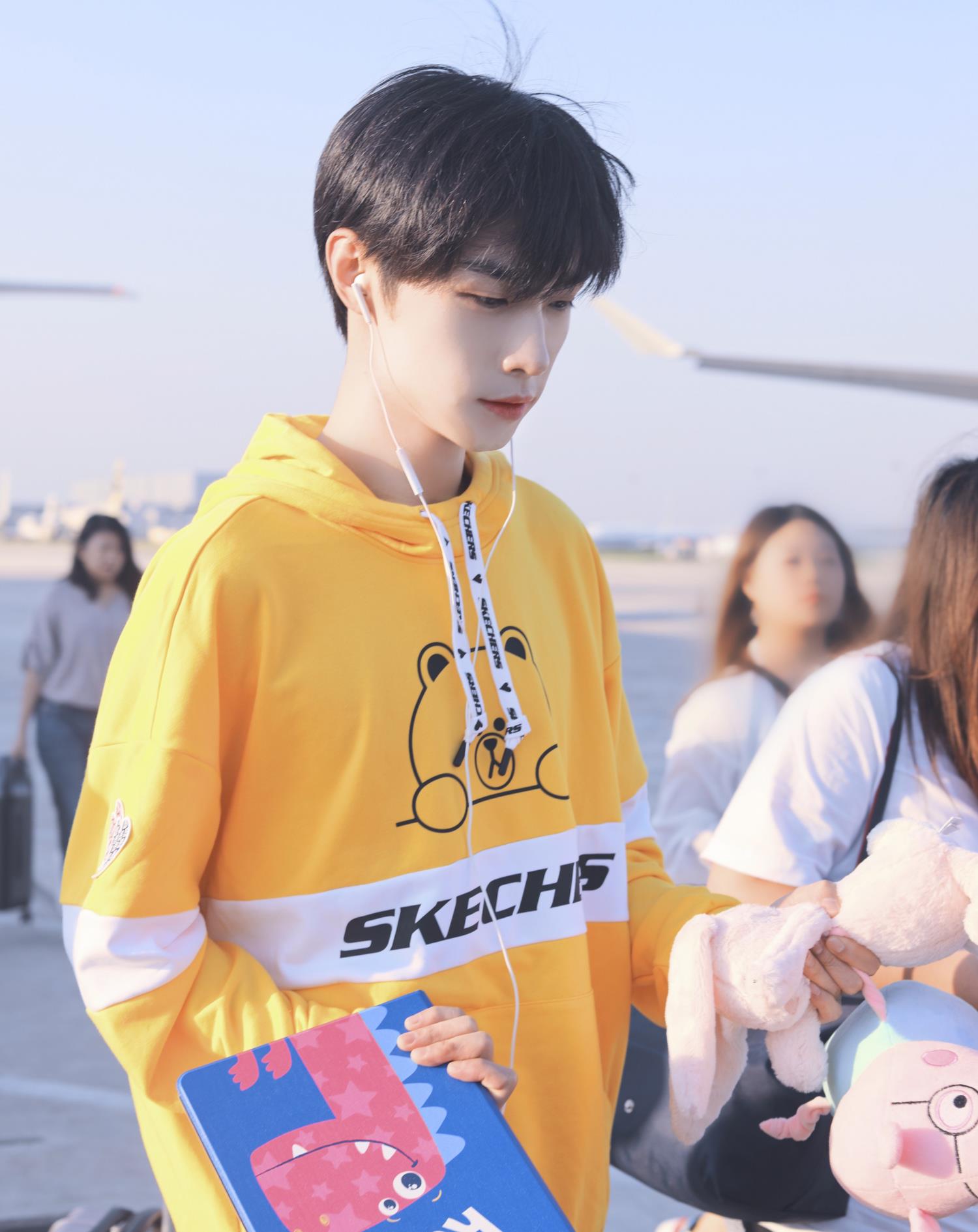 宋继扬真清泉系美男彩色系穿搭干净可爱笑起来满目星辰