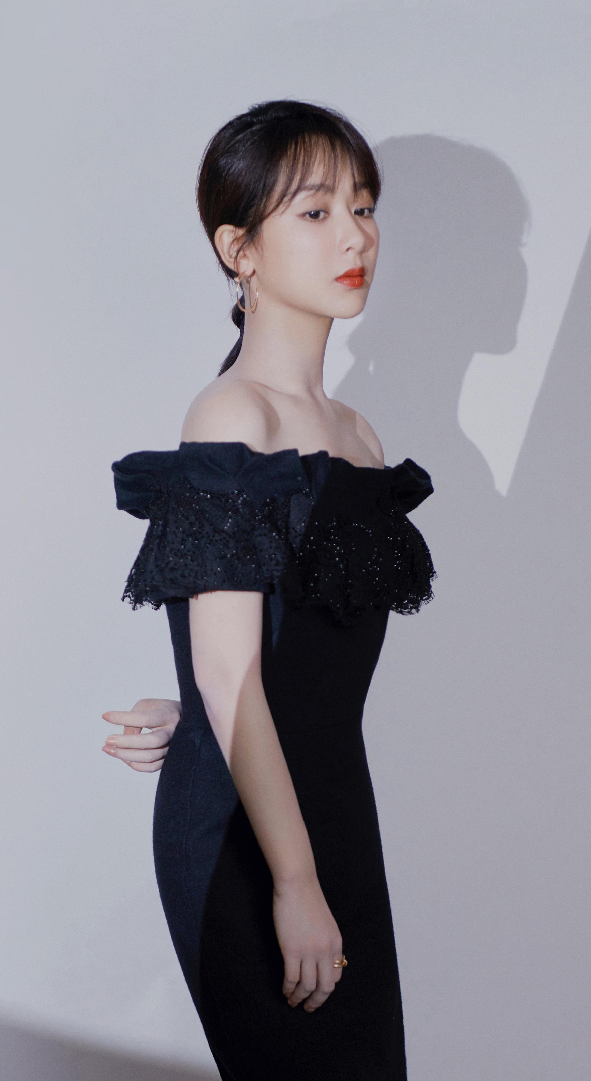 杨紫身穿一款黑色露肩礼裙,优雅动人