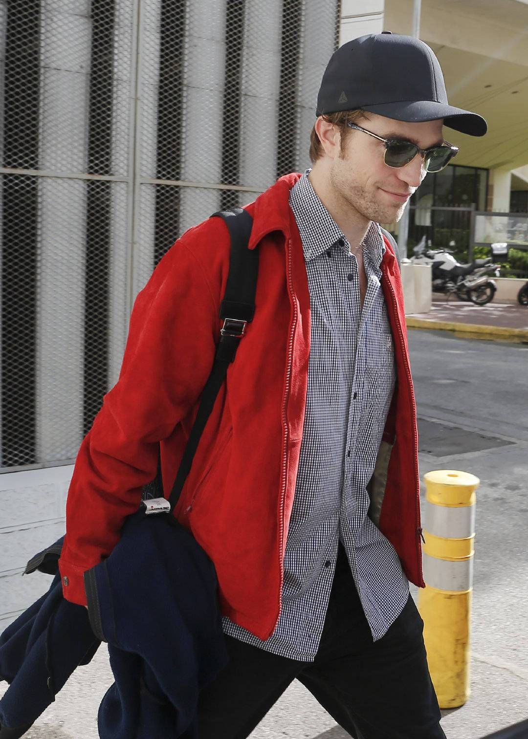 暮光之城robertpattinson罗伯特帕汀森在戛纳出街