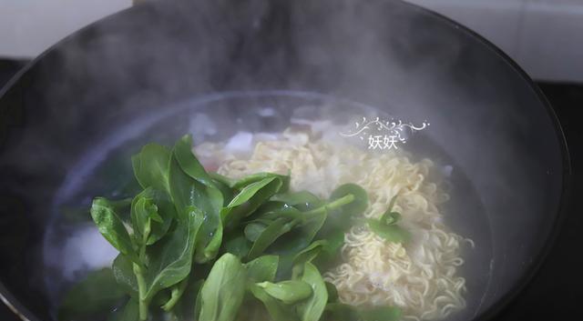 连面带各种食材往泡面桶里一倒,把泡面桶底部的调味料搅匀一下,趁热开