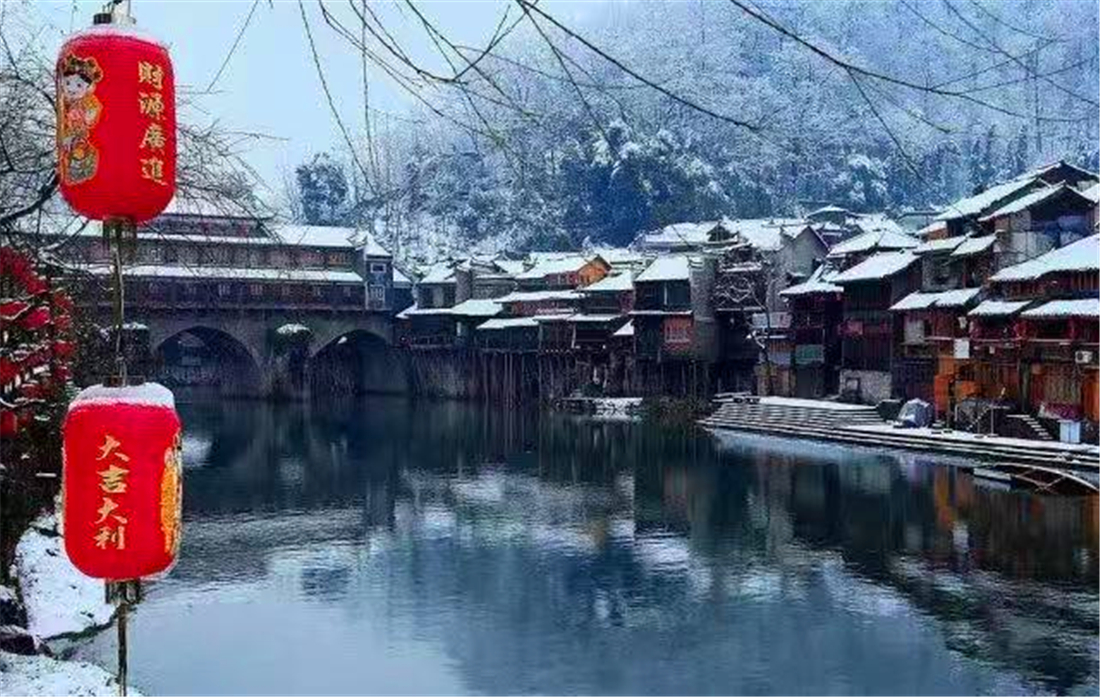 雪后凤凰古城,宛如人间仙境,独享静谧情怀