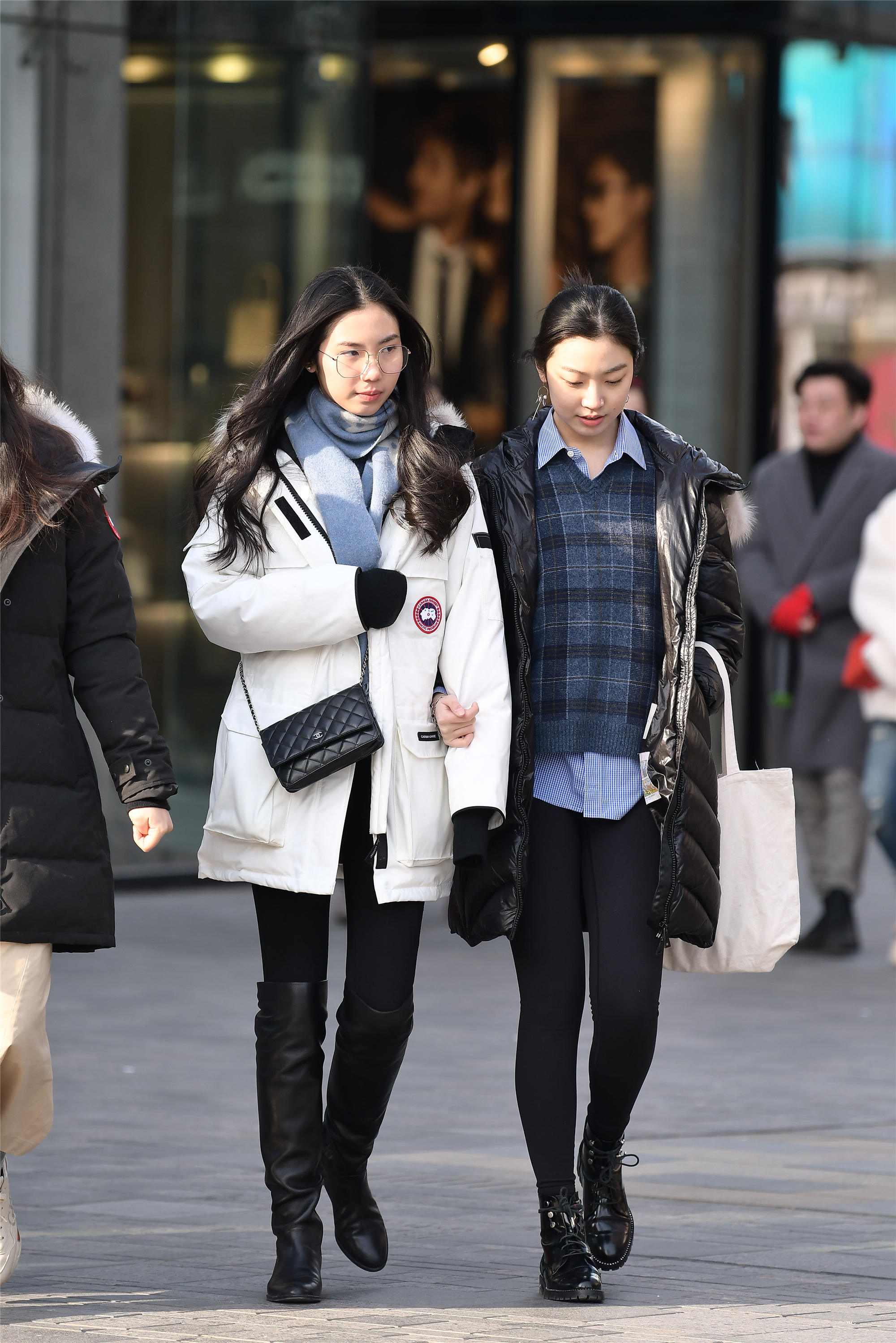 闺蜜之间可以这样搭配羽绒服,过年逛街还展露不同个性