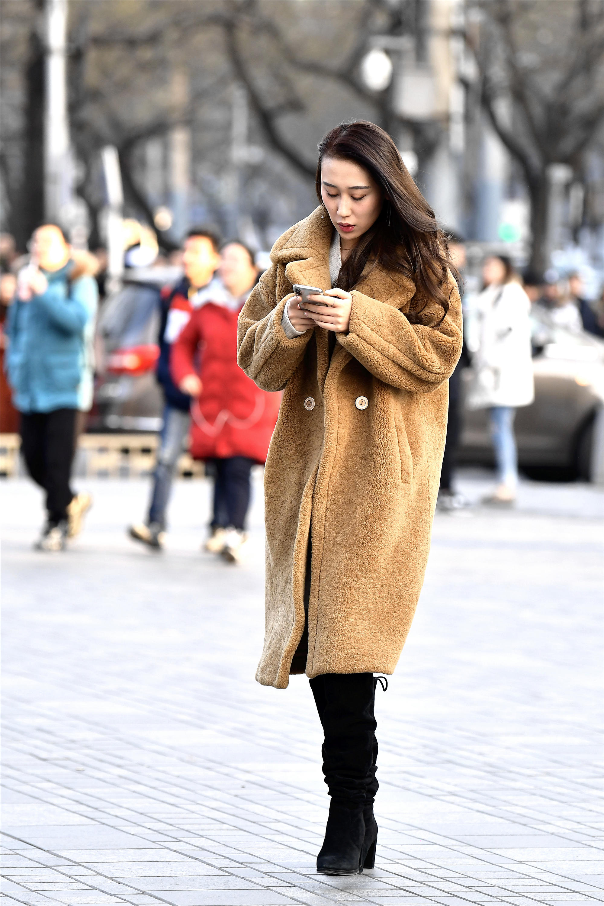 穿着驼色摇粒绒的风衣姑娘她穿着靴子怎么掉筒了