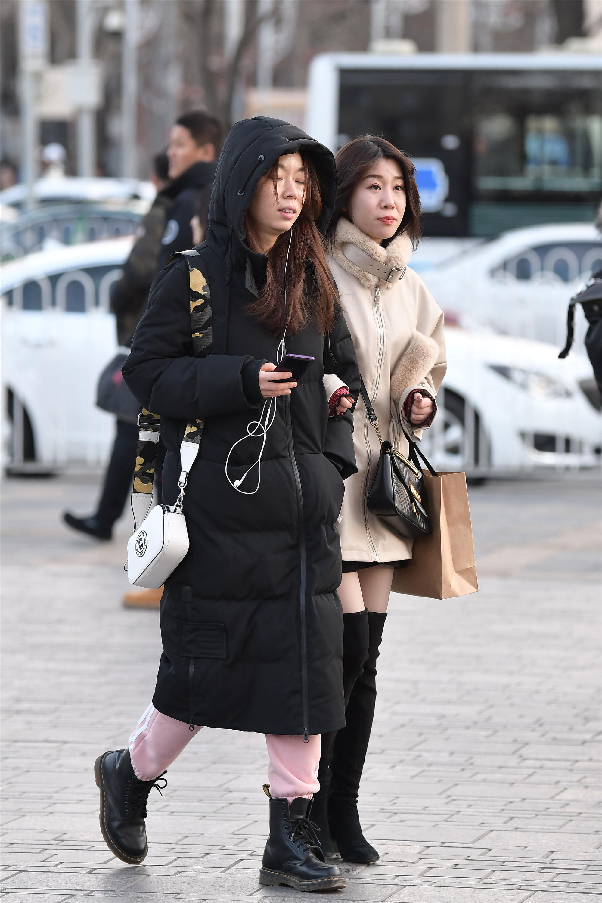冬天逛街,特别是和闺蜜,你们之间已经不是需要用时尚来攀比了,就是
