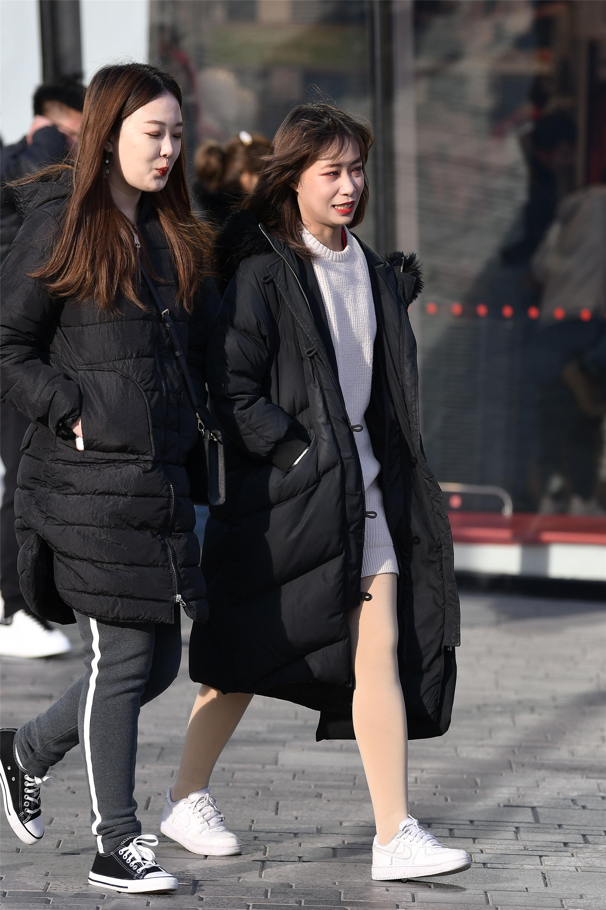 是羊羔毛的棉服搭配一双过膝的长靴,这样搭配简单,也很保暖冬天逛街