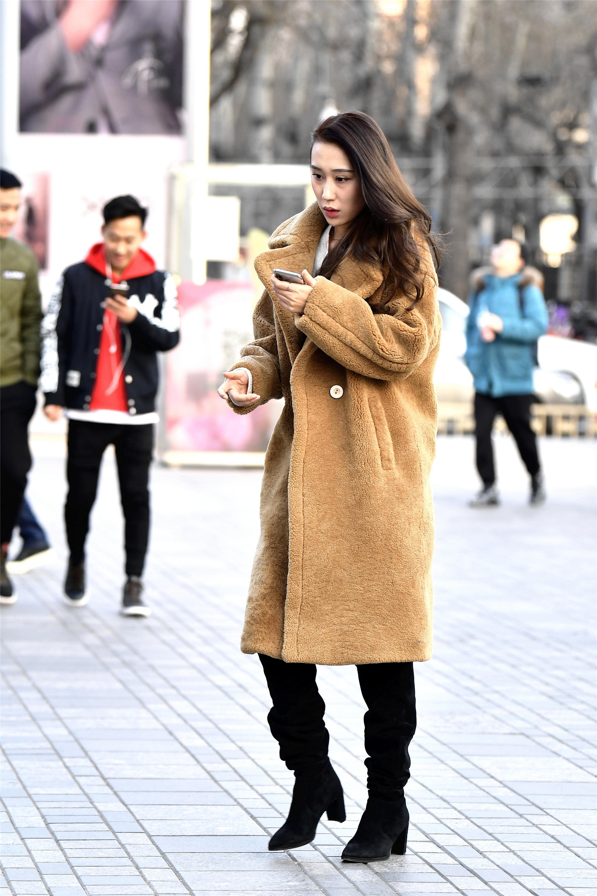 穿着驼色摇粒绒的风衣姑娘她穿着靴子怎么掉筒了