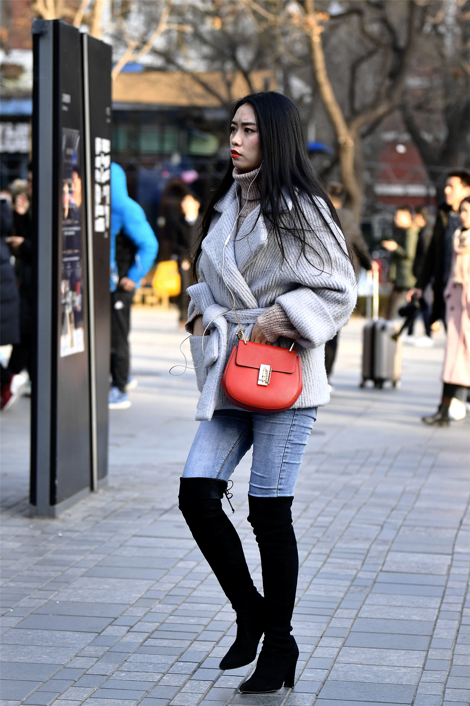 初春时节,修身牛仔裤搭配过膝靴,好身材姑娘是这样搭配的