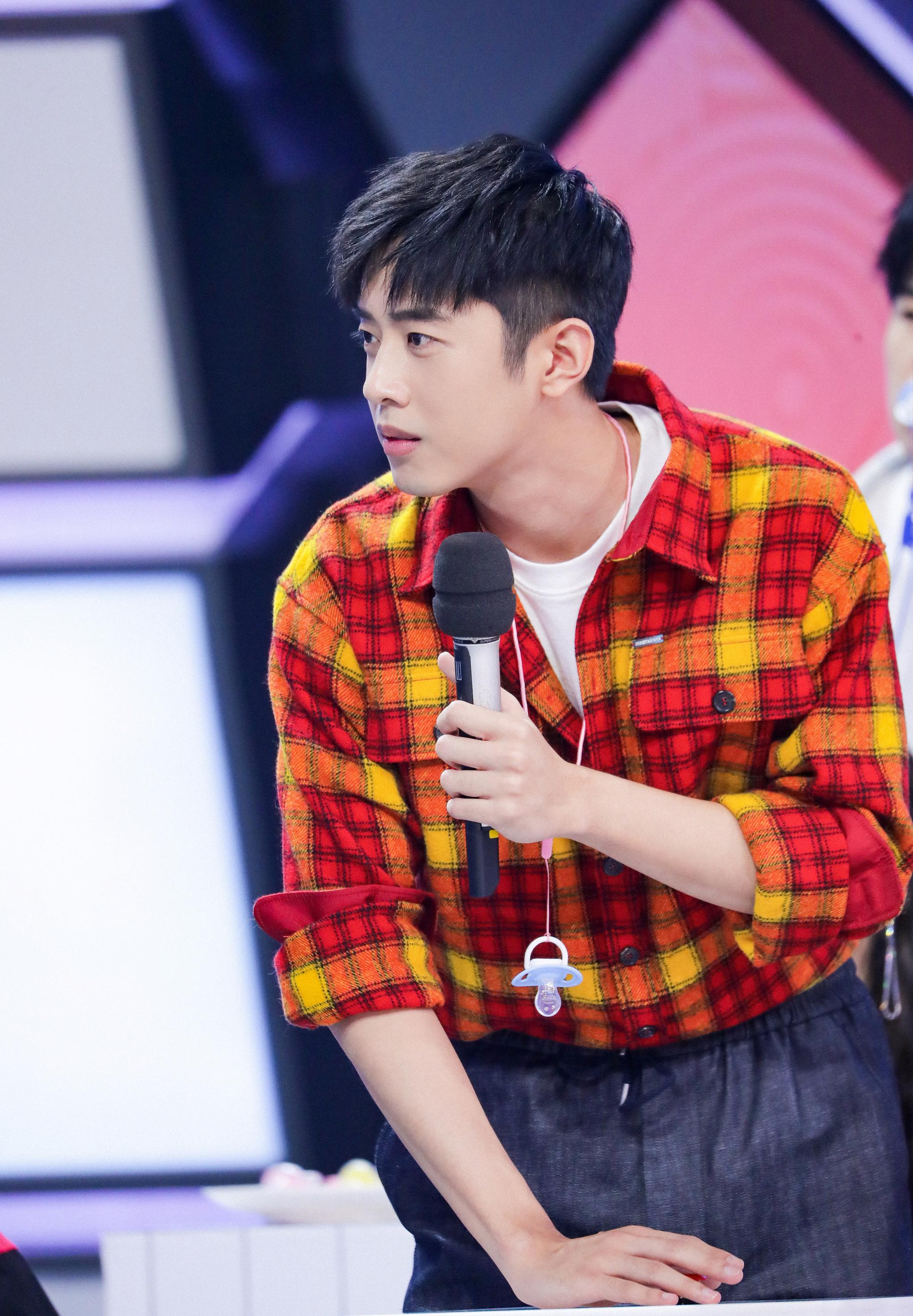 杨超越携手梁靖康登上《快乐大本营》致敬十月礼赞中国_高清图集_新浪