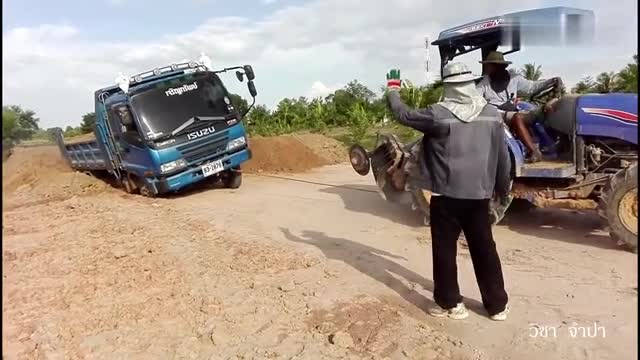 真没用,这翻斗车也不大啊,铲车竟然拖不动它