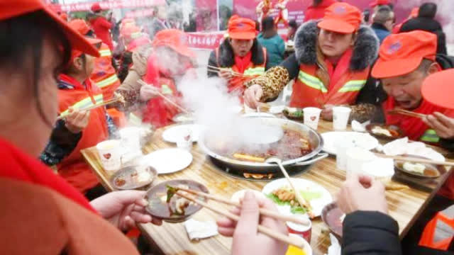 女老板请270名环卫工吃火锅跨年
