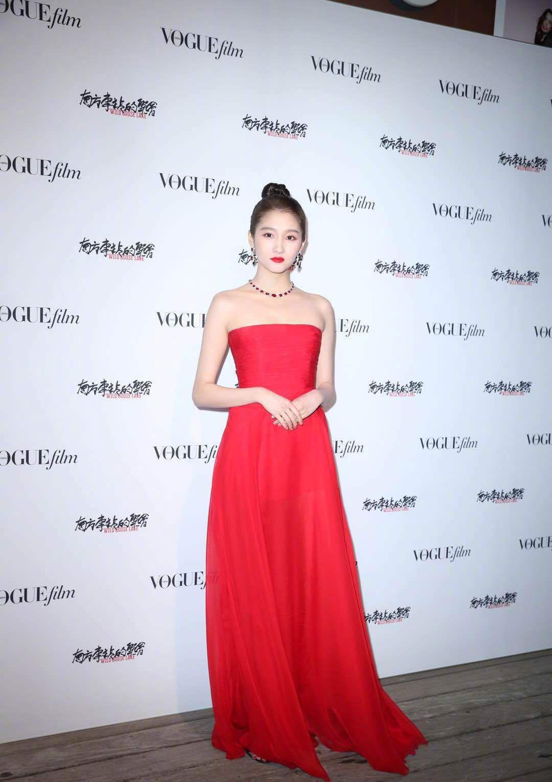 关晓彤穿薄荷绿礼服清新优雅,参加红毯后酒会,换上中国红更惊艳