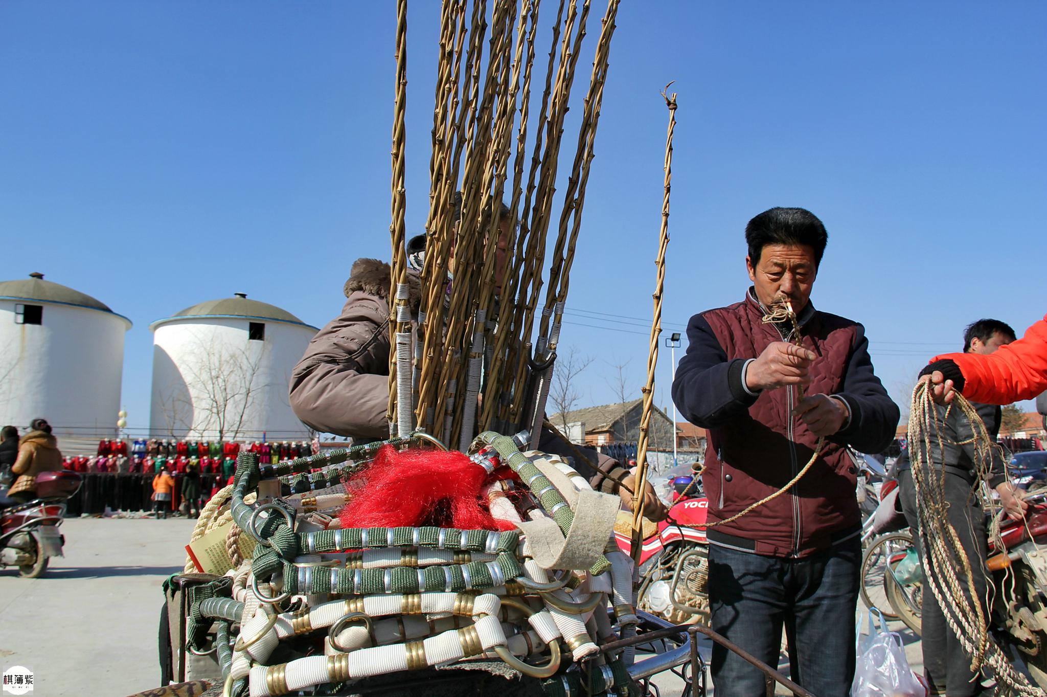 卖赶大车鞭子的老石大哥,从早上7点到上午10点已经卖了21条鞭子.