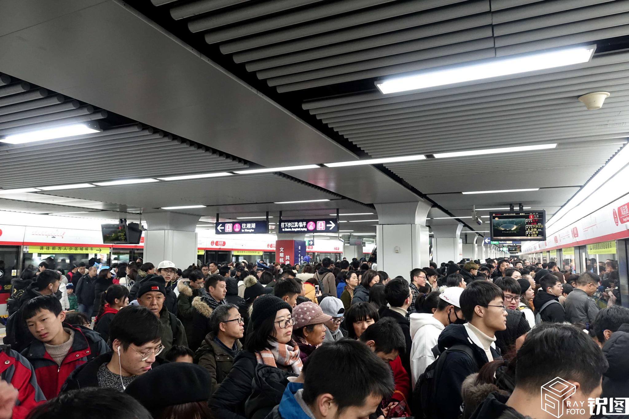 杭州地铁站人满为患,全是来西湖边看雪的