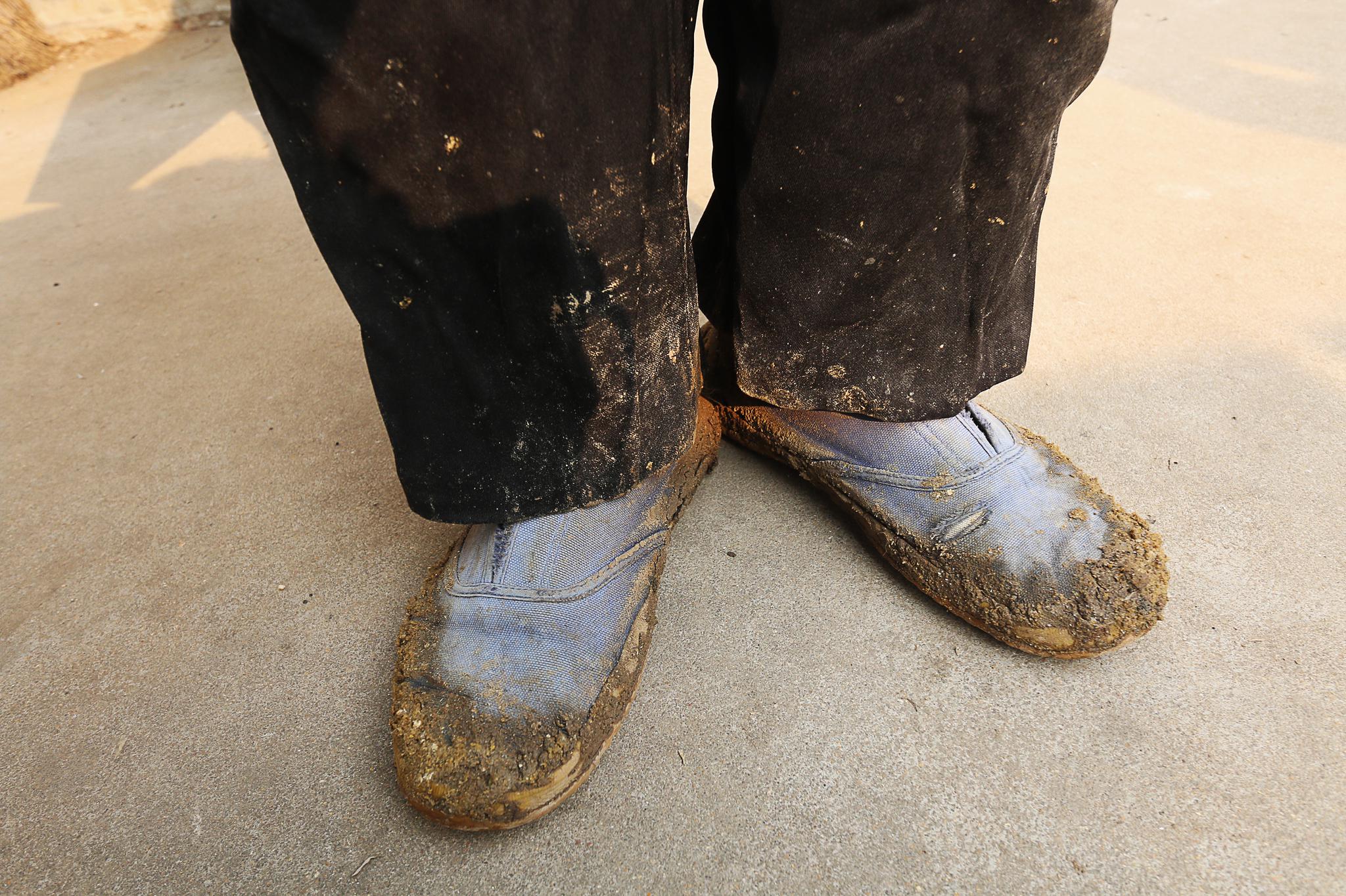 64岁掏粪工编数学题三十余载渴望当教师